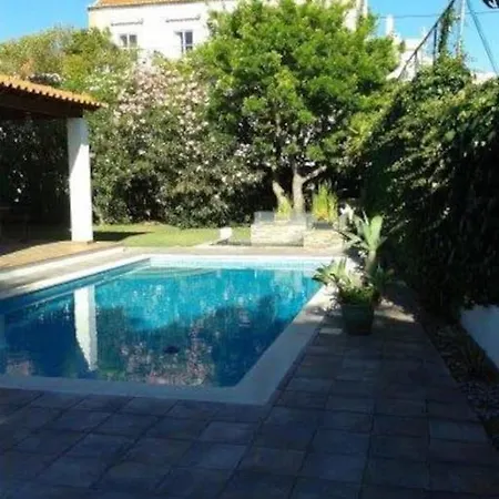 Beautiful Family With A Pool Эшторил